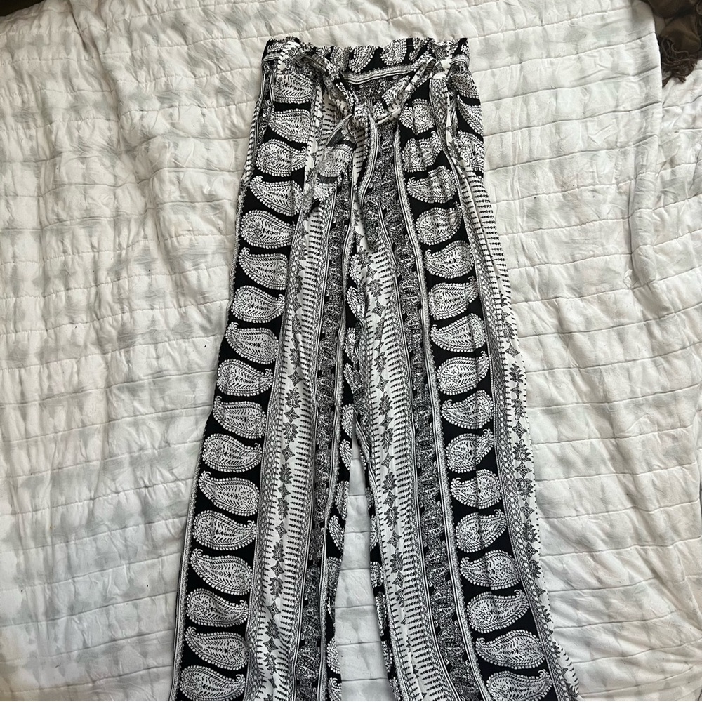 Lucy Love Black and White Patterned Fabric Wide Leg Pant - Picture 2 of 8